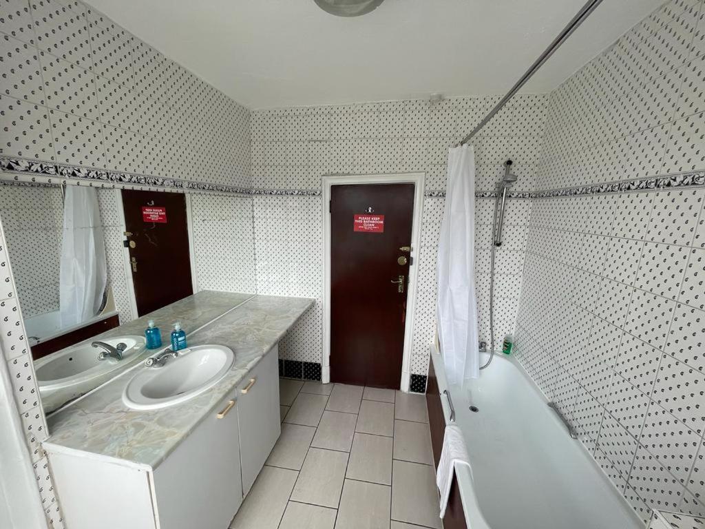 St Nicholas Hotel Harrow Exteriör bild